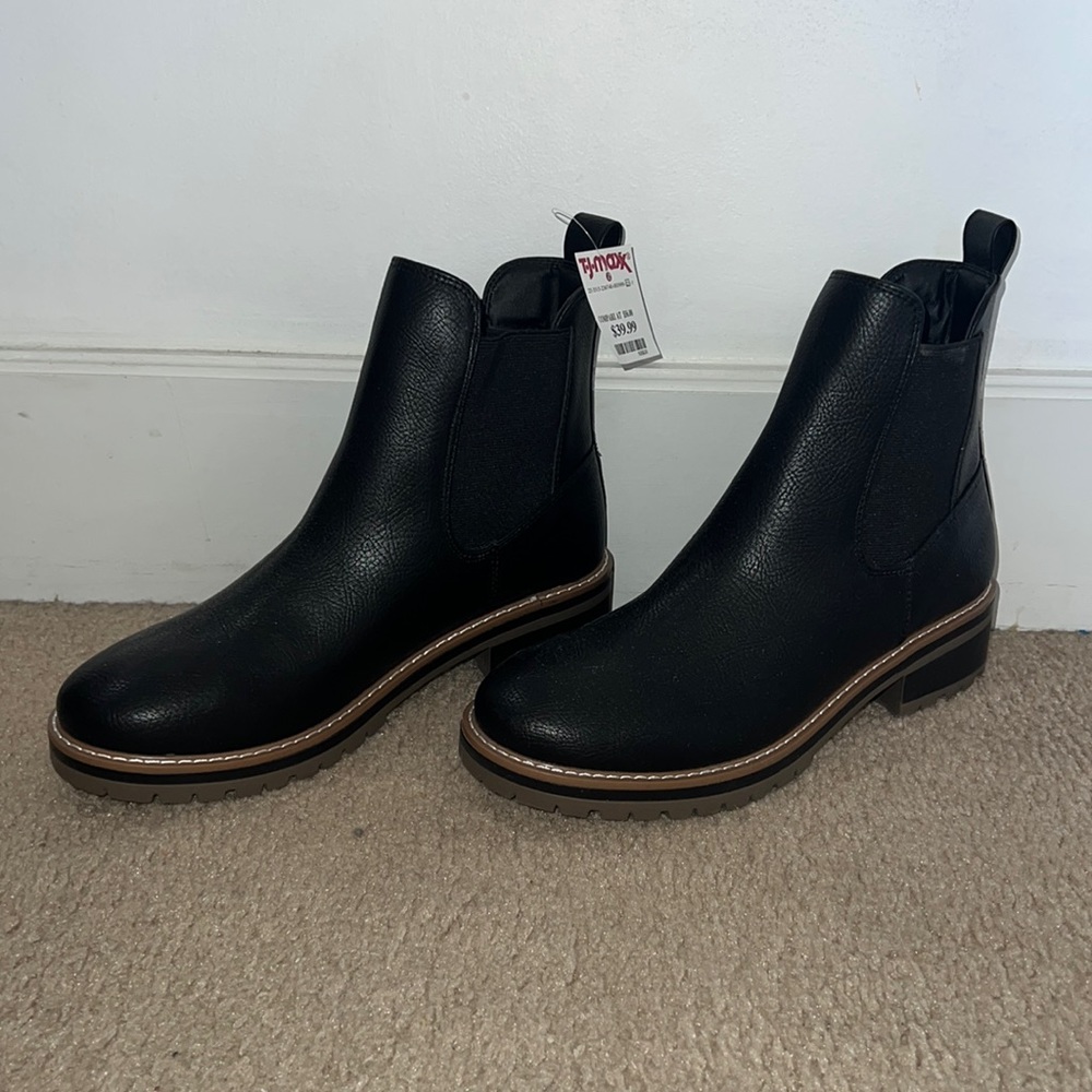 NWT Kenzie Chelsea Boot